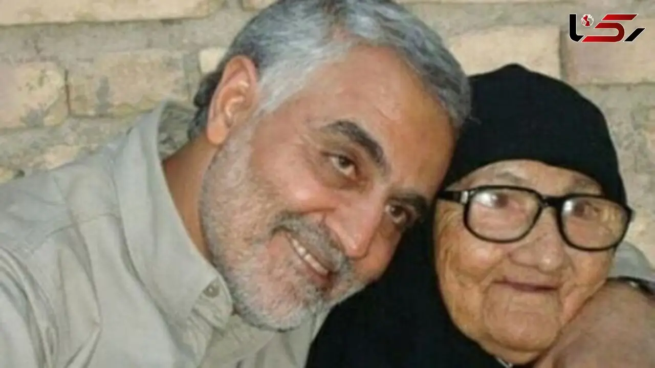 عکس سفر در زمان / حضور سردار  سلیمانی در کنار خانه ابدی مادرشان/  نوشته سنگ مزار مادرش را ببینید