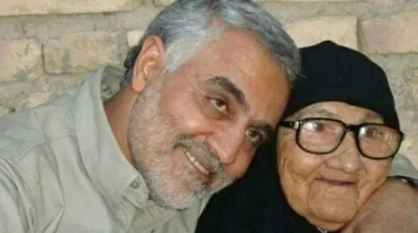 عکس سفر در زمان / حضور سردار  سلیمانی در کنار خانه ابدی مادرشان/  نوشته سنگ مزار مادرش را ببینید