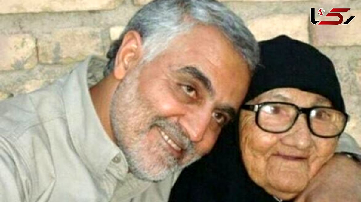 عکس سفر در زمان / حضور سردار  سلیمانی در کنار خانه ابدی مادرشان/  نوشته سنگ مزار مادرش را ببینید