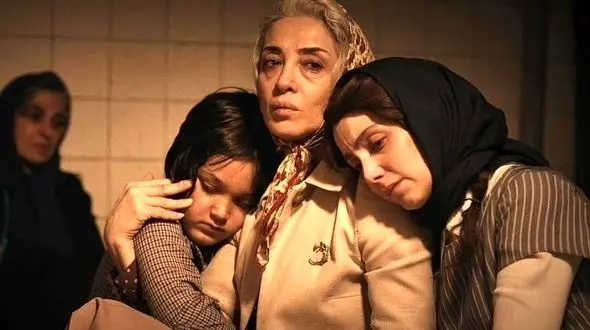 روایت تلخ اما واقعی تینا پاکروان کارگردان سریال «تاسیان» از تنهایی غم‌انگیز بشر: ما با همسایمون غریبه‌ایم، دیگه بقالی نداریم /هر کدوم جزیره بی کسی داریم با موبایلمون 