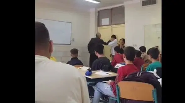 دستوزر دادستان کرمانشاه در بررسی قضایی ضرب و شتم 3 دانش آموز  توسط معلم سرکلاس درس ! + فیلم