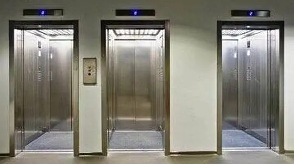 فیلم ترسناک از گیر کردن یک مرد جوان بین در آسانسور !