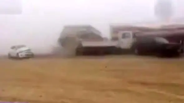تصادف زنجیره‌ای چند خودرو در جاده به دلیل وجود ریزگرد + فیلم و عکس
