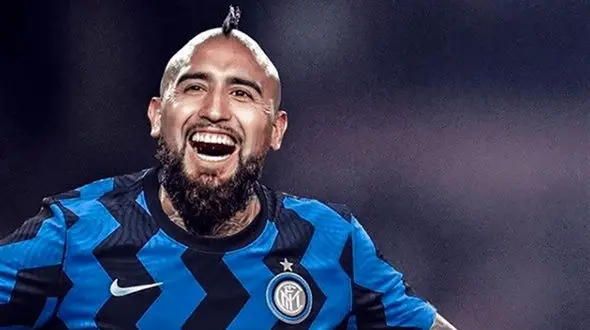 شوخی عجیب ویدال با گوش داور! + فیلم