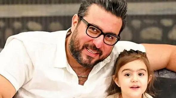 شیرین زبونی های دختر محسن کیایی وقتی باباش قراره بره دنبالش و دیر کرده/چه بچه ناز و خوشگلی+ فیلم