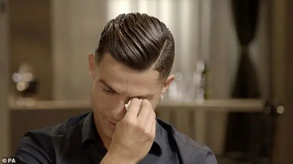 فیلم/ رونالدو: در محله فقیر نشین لیسبون زندگی می کردم.../ یک روز پسرم رو بردم و اتاقی که توش زندگی می کردم رو نشون دادم؛ بهم نگاه کرد و گفت.../ همسایه ها شروع کردن....!