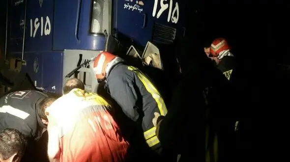 تصادف هولناک قطار با پژو 206 در جاده " تبریز - آذرشهر " + عکس لحظه حادثه