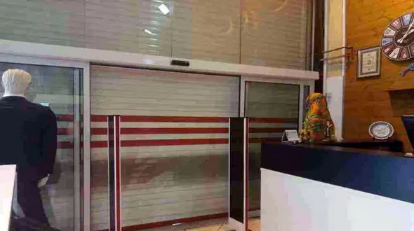  یک ساعت اسارت خبرنگاران و ماموران بازرسی در مغازه مرد عصبانی + عکس
