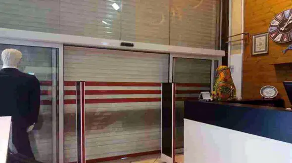  یک ساعت اسارت خبرنگاران و ماموران بازرسی در مغازه مرد عصبانی + عکس