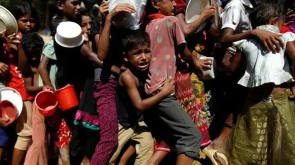 تک عکس تلخ از کودکانی که برای غذا می جنگند!