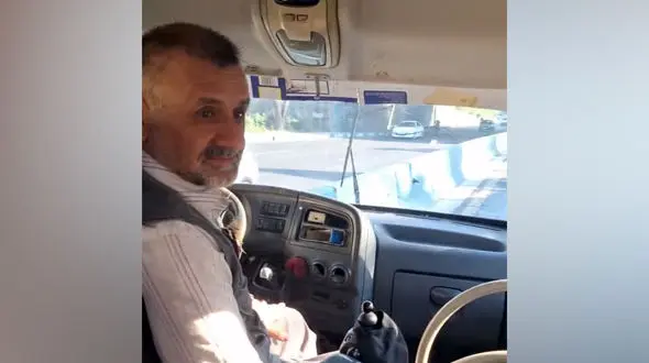 حادثه برای ون ایاب و ذهاب جانبازان و معلولان در تهران / ون‌هایی که بیشتر به درد موزه می‌خورند!  + فیلم