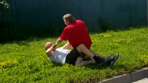 ضرب و شتم وحشیانه پیرمرد دوچرخه سوار با چماق +فیلم