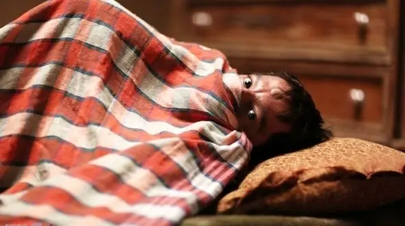 عکس نوید محمد زاده در حال گرفتن حمام آفتاب + تصاویر