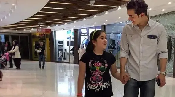 آواز شاد؛ رقص و هنرنمایی علی شادمان برای خواهرش قبل اومدن مهمونا  + فیلم