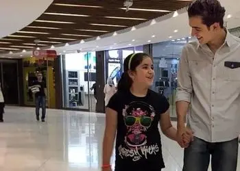 آواز شاد؛ رقص و هنرنمایی علی شادمان برای خواهرش قبل اومدن مهمونا  + فیلم