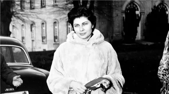 عکس؛ سفر در زمان؛ «ثریا، ملکه سابق ایران» در حال قدم زدن در ایتالیا؛ سال 1337