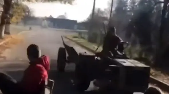 فیلم عجیب از نابودی تراکتور توسط پسر جوان / پسر بازیگوش تراکتور پدرش را دزدیده بود