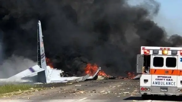 سقوط هواپیمای باربری نظامی + عکس و فیلم