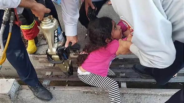 بازیگوشی دختربچه حادثه ساز شد+ عکس