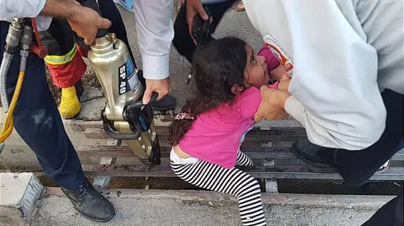 بازیگوشی دختربچه حادثه ساز شد+ عکس