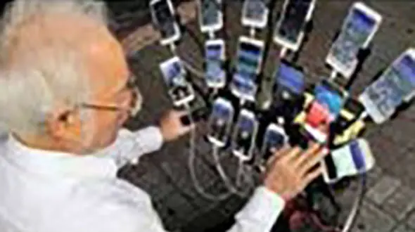 بازی همزمان یک پیر مرد با 15 موبایل