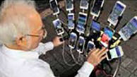 بازی همزمان یک پیر مرد با 15 موبایل