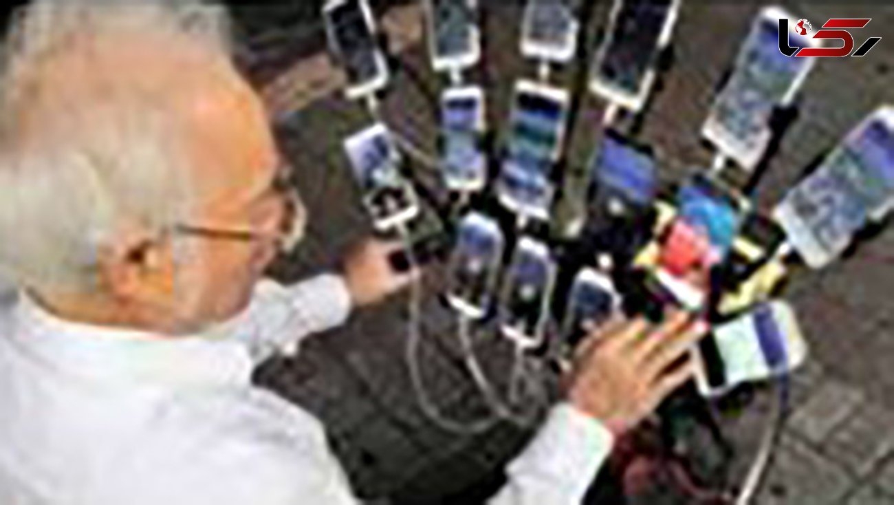 بازی همزمان یک پیر مرد با 15 موبایل