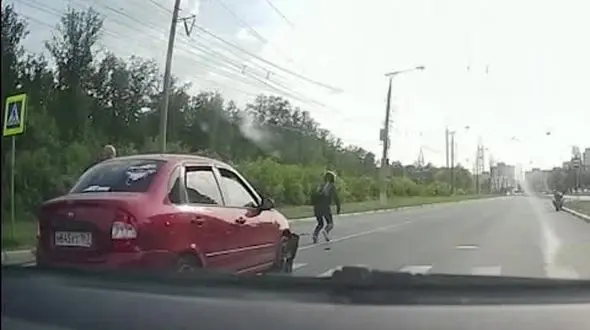 ببینید / خوش‌شانسی عجیب یک موتورسوار از مرگ حتمی + فیلم