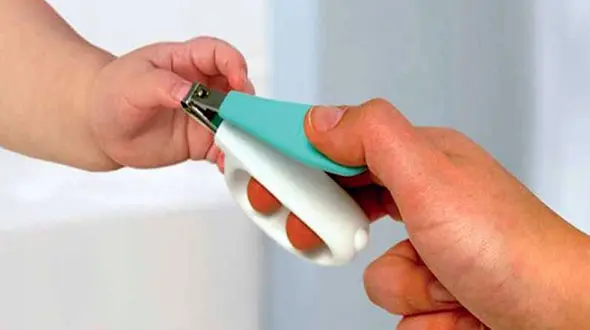 چرا نباید در شب ناخن گرفت؟