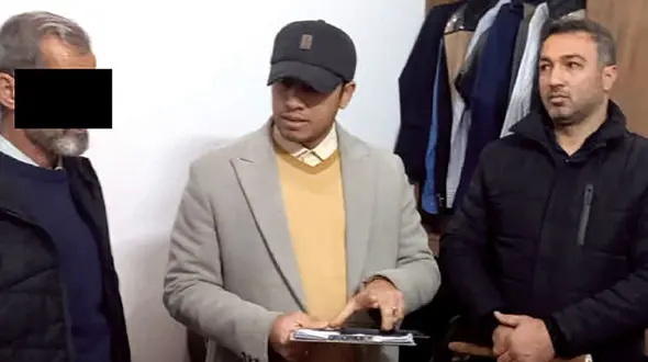 مردی زنش را با ضربات تبر در رختخواب کشت ! + عکس قاتل در محل جنایت و عکس تبر روی تختخواب کنار جسد