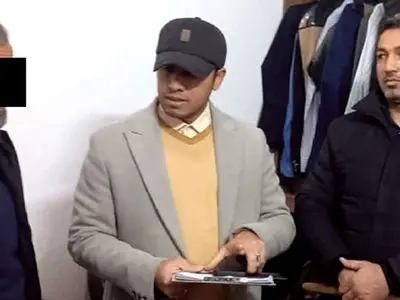 مردی زنش را با ضربات تبر در رختخواب کشت ! + عکس قاتل در محل جنایت و عکس تبر روی تختخواب کنار جسد