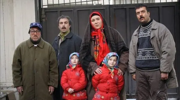 فیلم/ سکانس خنده دار پایتخت؛ نقی اصلا نمیخواد جلوی راننده ها کم بیاره