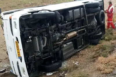 سقوط مینی بوس حامل دانش آموزان ایوانکی از پل / وحشت در صحنه دردناک + سوالات متداول در خصوص جاده علی آباد