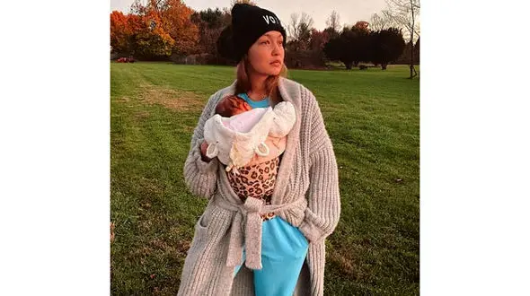 تیپ عجیب جی جی حدید بعد از مادر شدن +عکس 