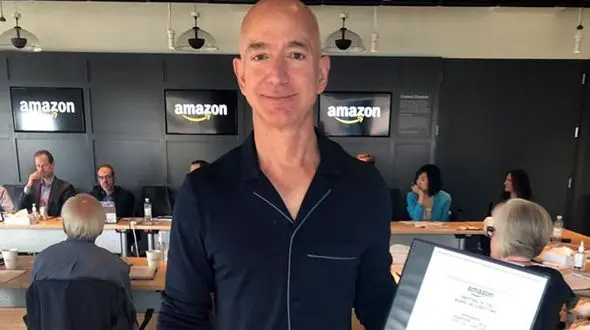 ثروتمندترین مرد جهان در یک جلسه رسمی لباس خواب پوشید+عکس