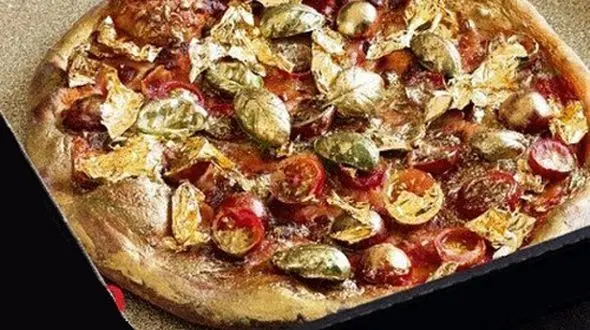 مشتریان ثروتمند این رستوران پیتزای طلا می خورند+عکس