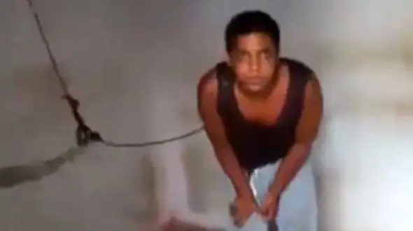 پسر اوتیسمی سال‌ها توسط خانواده‎ بی رحم اش زندانی بود + فیلم و عکس