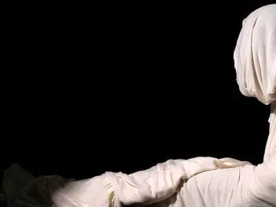 فیلم لحظه زنده شدن مرد مرده کفن پیچ شده / مادرش او را در آغوش می کشد