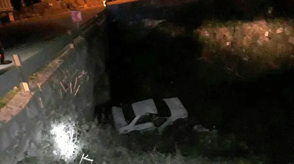 سقوط مرگبار یک پژو به یک دره در جاده کلاردشت + عکس