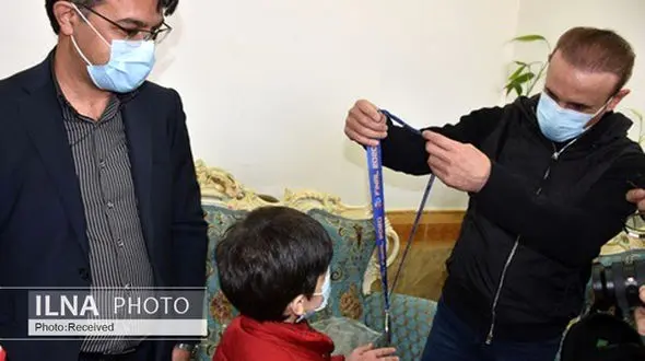 دیدار یحیی گل محمدی با خانواده هوادار فوت شده پرسپولیسی 