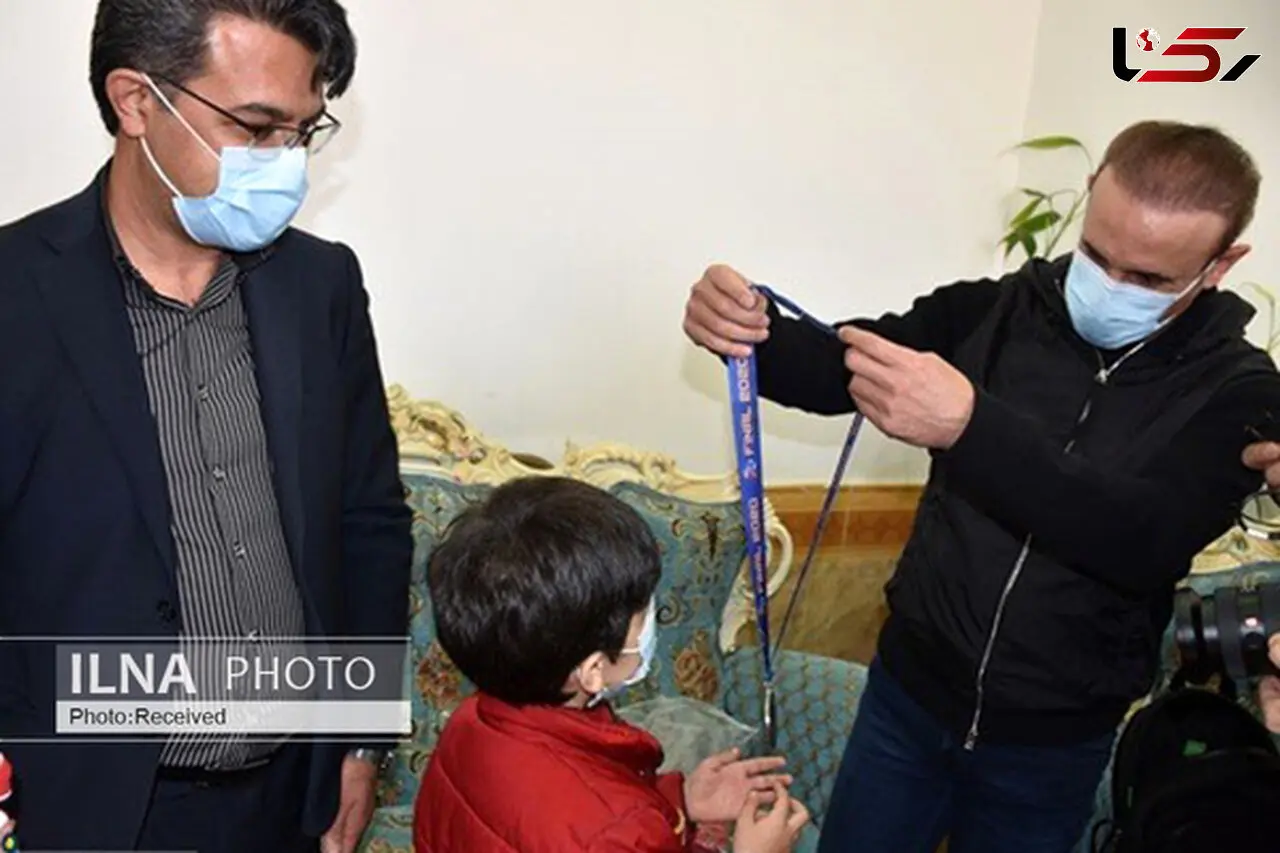 دیدار یحیی گل محمدی با خانواده هوادار فوت شده پرسپولیسی 