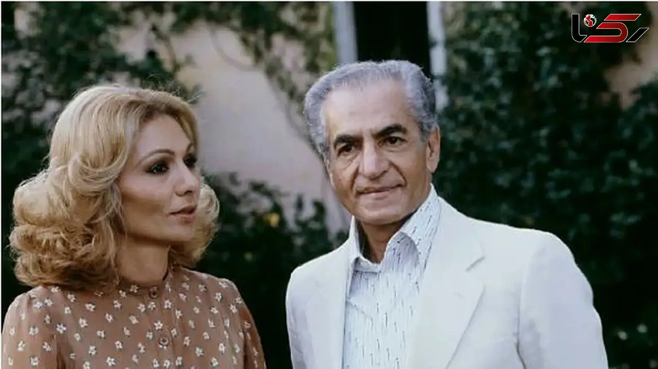 عکس سفر در زمان / دریافت جایزه بهرام بیضایی از فرح پهلوی در جشنواره فیلم تهران 