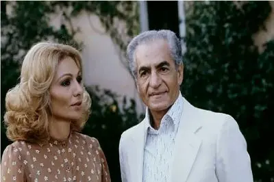 عکس  سفر در زمان /  قیافه ذوق زده فرح پهلوی در روز عروسی اش هنگام ترک خانه پدری به مقصد کاخ شاه 