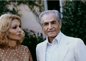 عکس سفر در زمان / دریافت جایزه بهرام بیضایی از فرح پهلوی در جشنواره فیلم تهران 