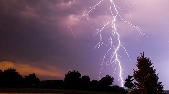 برخورد صاعقه با تلفن همراه دختر 18 ساله در باغملک