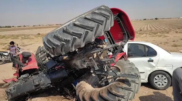 تصادف شدید خودروی سواری با تراکتور در خوزستان