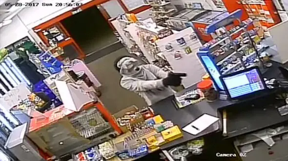 جوانی که با اسلحه یک بسته چیپس از فروشگاه دزدید! +فیلم