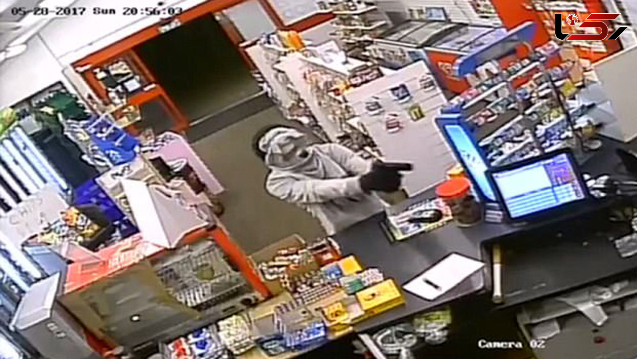جوانی که با اسلحه یک بسته چیپس از فروشگاه دزدید! +فیلم