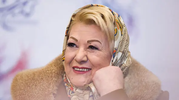 فیلم آوازخوانی لادن ژاوه وند جمیله خانم با آهنگ آغاسی در پشت صحنه سریال صفا با خانواده  / همه بازیگران و منوچهر هادی دورش جمع اند