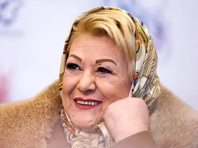 فیلم آوازخوانی لادن ژاوه وند جمیله خانم با آهنگ آغاسی در پشت صحنه سریال صفا با خانواده  / همه بازیگران و منوچهر هادی دورش جمع اند